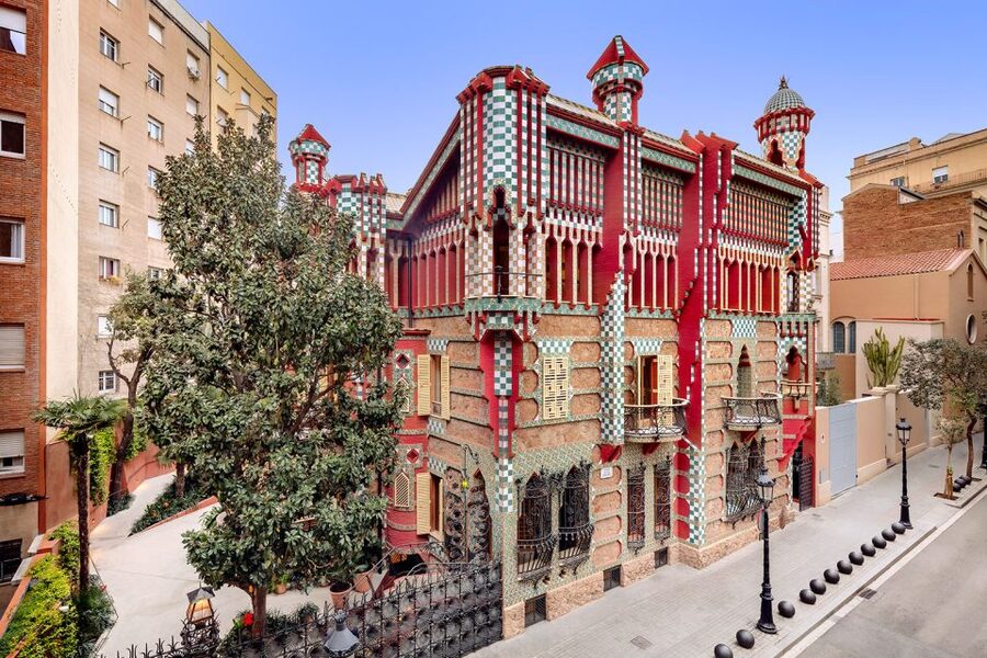Barcelona: Gaudí Houses & Sagrada Familia Tour - Starting at Casa Vicens, where Gaudí’s style is still forming