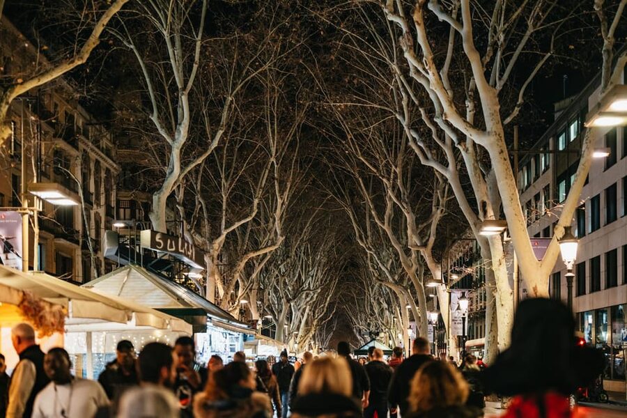 Barcelona: Gothic Quarter Ghosts and Legends Walking Tour - The Guides’ Strength: Details You Would Otherwise Walk Past