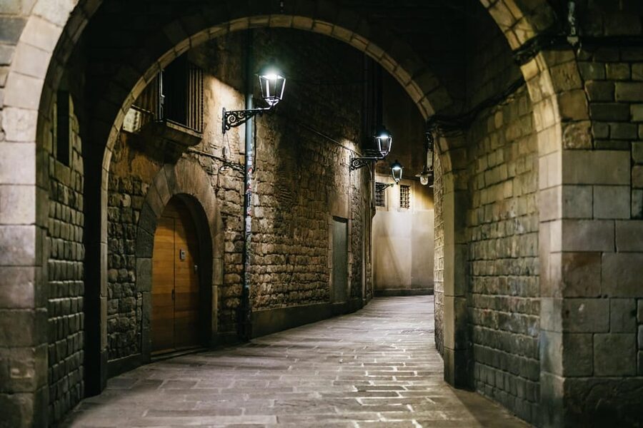Barcelona: Gothic Quarter Ghosts and Legends Walking Tour - Practical Comfort Tips for a Cobblestone Evening