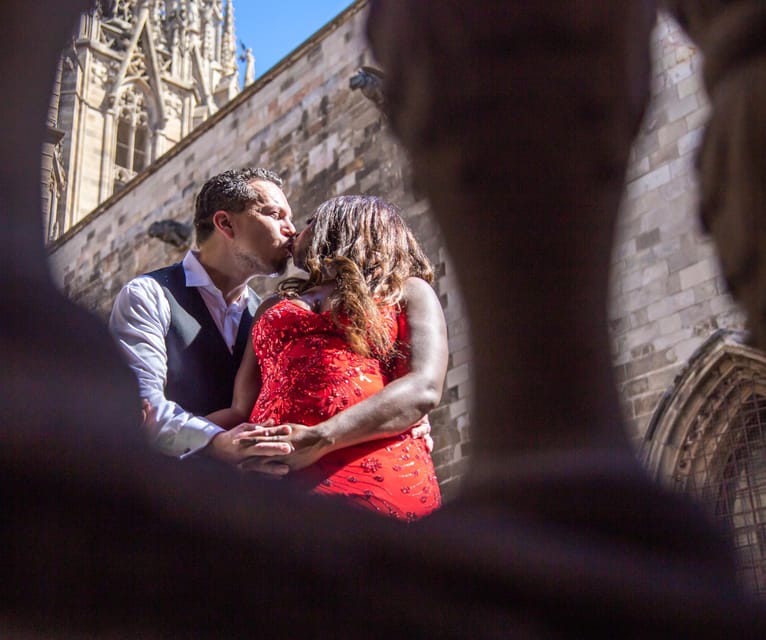 Barcelona: Gothic Quarter Private Photoshoot Experience - Extra photos afterward, without pressure