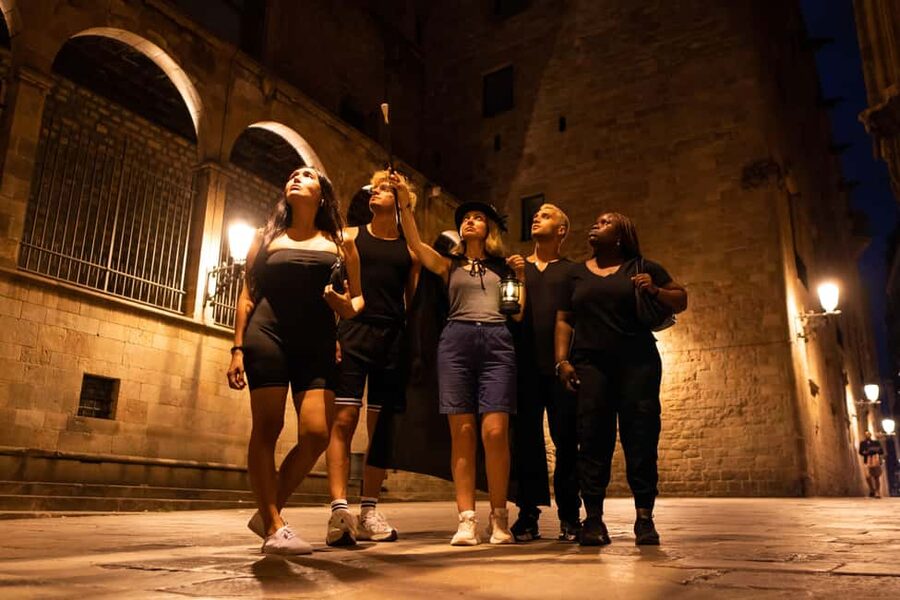 Barcelona: Gothic Quarter Tour Dark History & Ghosts Tour - Entering the Gothic Quarter’s Dark Mode
