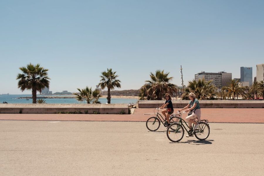 Barcelona: Guided Bike or E-Bike City Tour - Sagrada Família photo stop: planning around what you can see