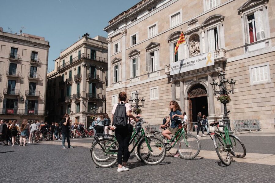Barcelona: Guided Bike or E-Bike City Tour - From old stone to the Mediterranean waterfront