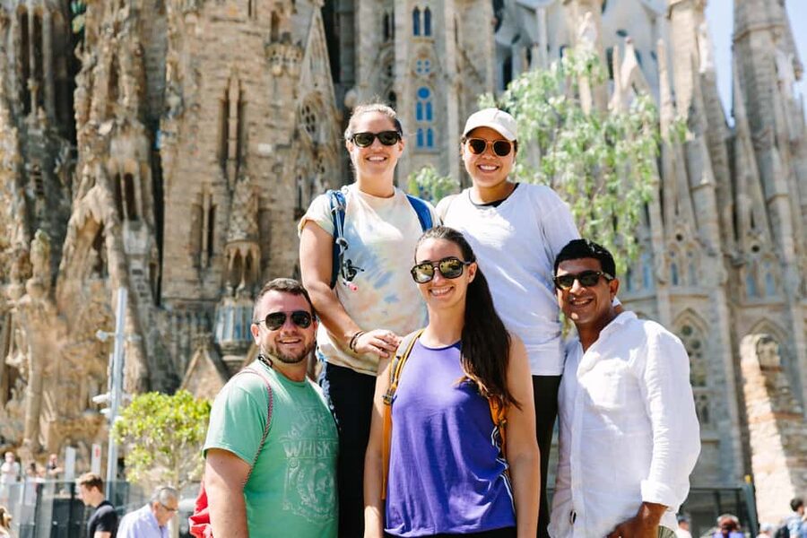 Barcelona: Guided Highlights Bike or eBike Tour (3 Hours) - Sagrada Familia: the headline moment, with realistic expectations