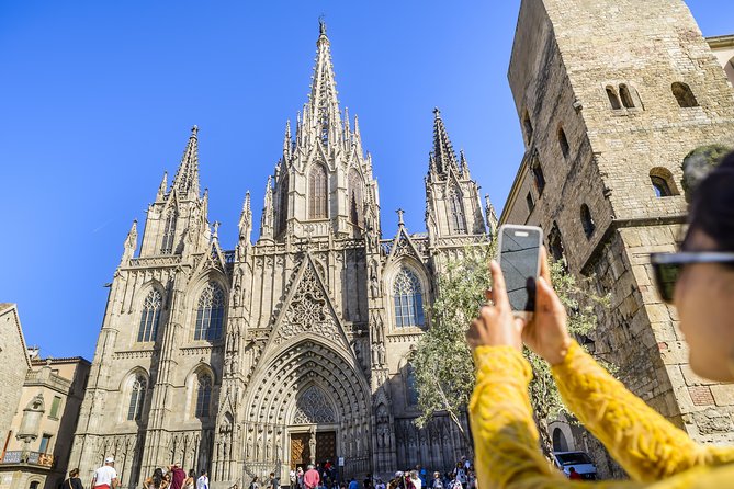 Barcelona Helicopter, Sailboat & Old Town Private Walking Tour - Old Town first: getting your bearings in Barri Gòtic