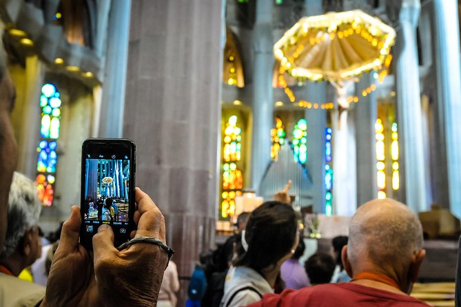 Barcelona Highlights & Sagrada Familia Tour: Priority Access - Gothic Quarter Route: Jewish Quarter, Roman Temple, and Santa Maria del Mar