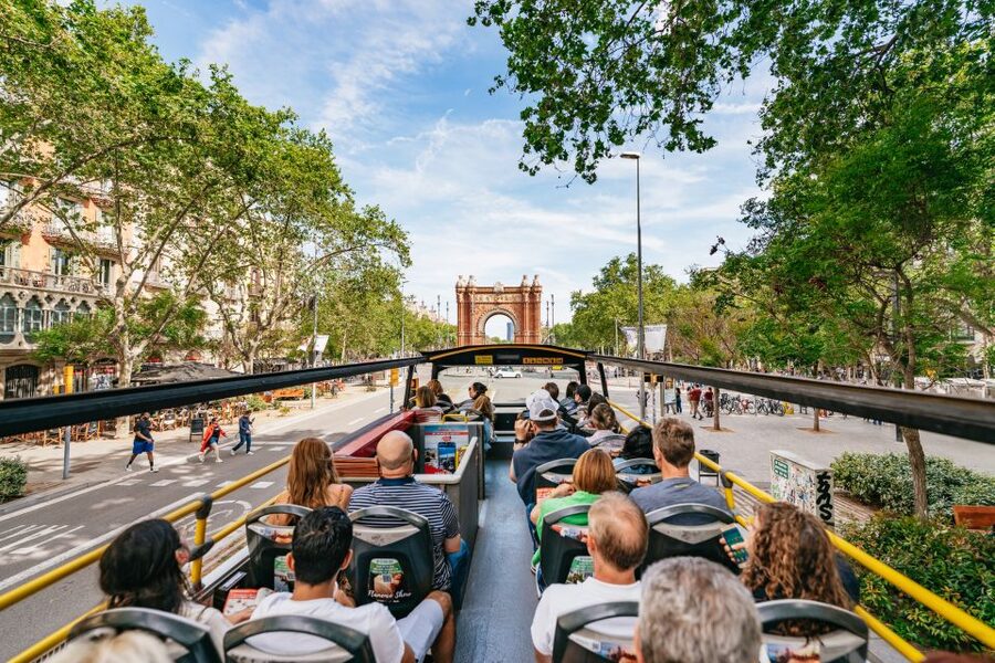 Barcelona: Hop-On Hop-Off Bus & Aquarium Tour - Aquarium of Barcelona: what you are really paying for