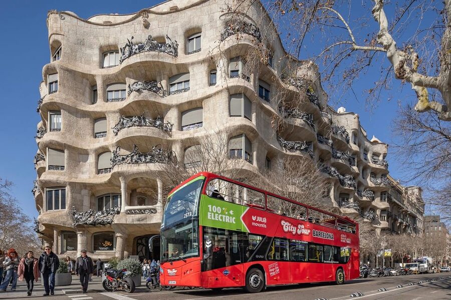 Barcelona: Hop-On Hop-Off Bus & Aquarium Tour - Discount booklet and the guide you get with your ticket