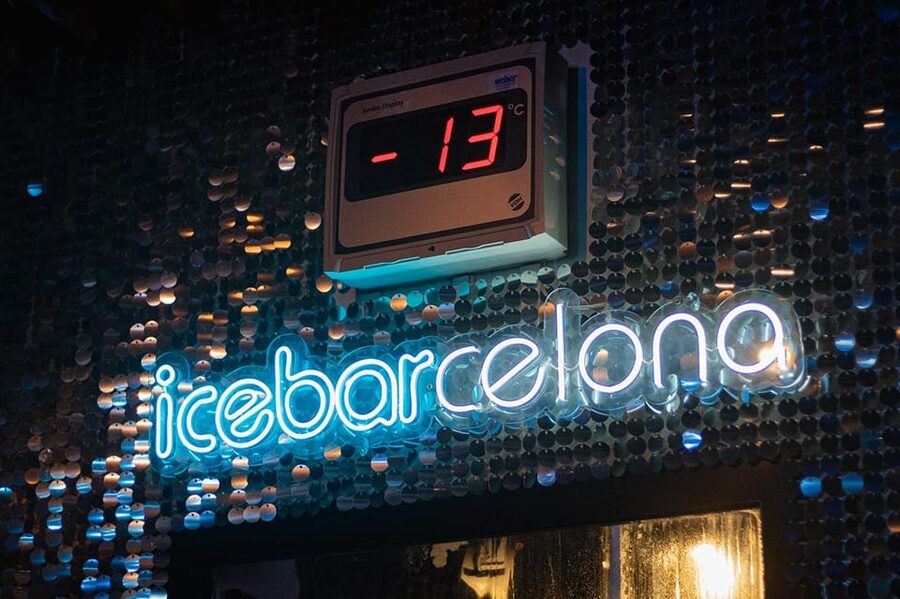 Barcelona: Ice Bar and Terrace Drinks Romantic Package - Photo spots and couple-friendly staff service