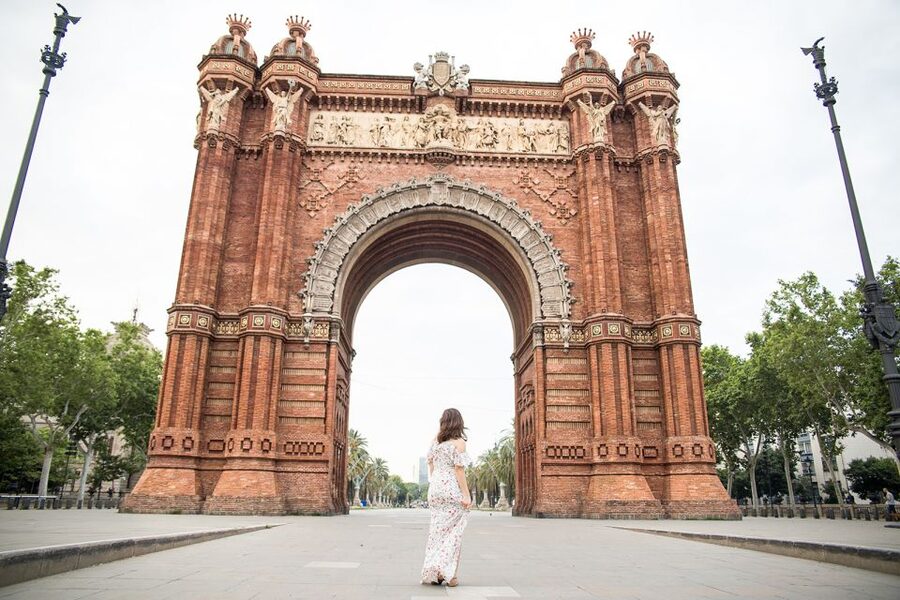 Barcelona: Instagram Tour of the Most Scenic Spots - The Metro Transfer to Sagrada Familia