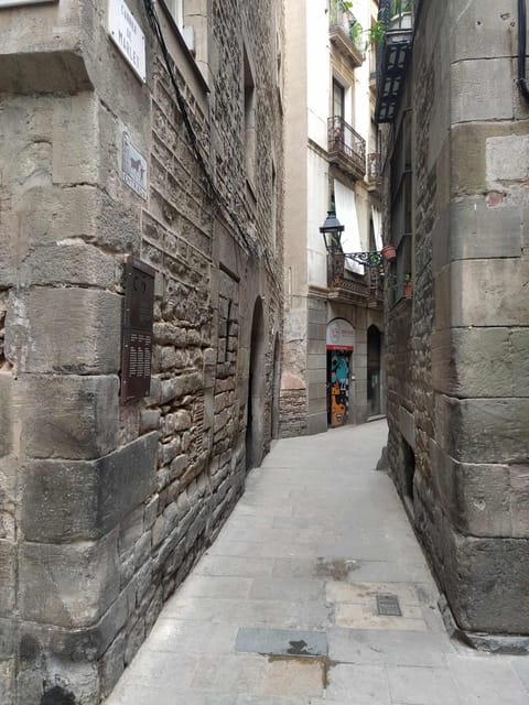 Barcelona: Jewish Tour by a Jewish guide - Getting oriented at Plaça de Sant Jaume