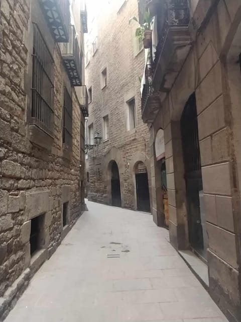 Barcelona: Jewish Tour by a Jewish guide - Taking a break in the old city, then continuing the story