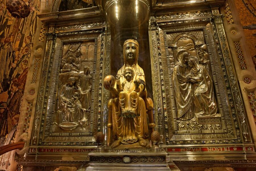 Barcelona: Montserrat Tour with Cog-Wheel & Black Madonna - What to wear: dress code and mountain weather reality