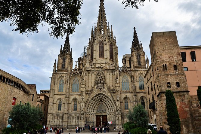 Barcelona Old Town & Gothic Quarter Small Group Tour - Mercat de la Boqueria: a short stop with real food energy