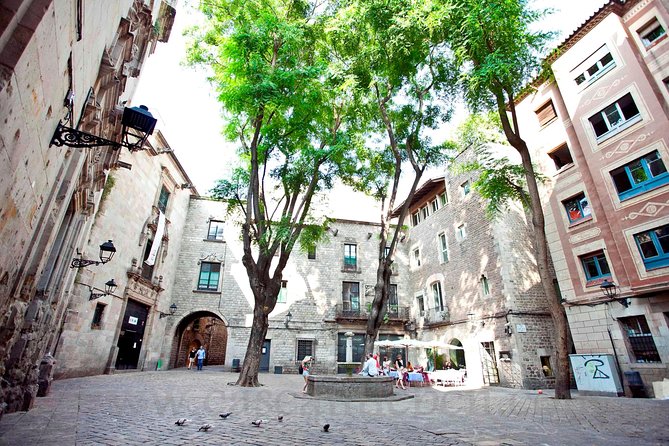 Barcelona Old Town & Gothic Quarter Small Group Tour - Plaça Reial: Napoleonic architecture and a Gaudí connection