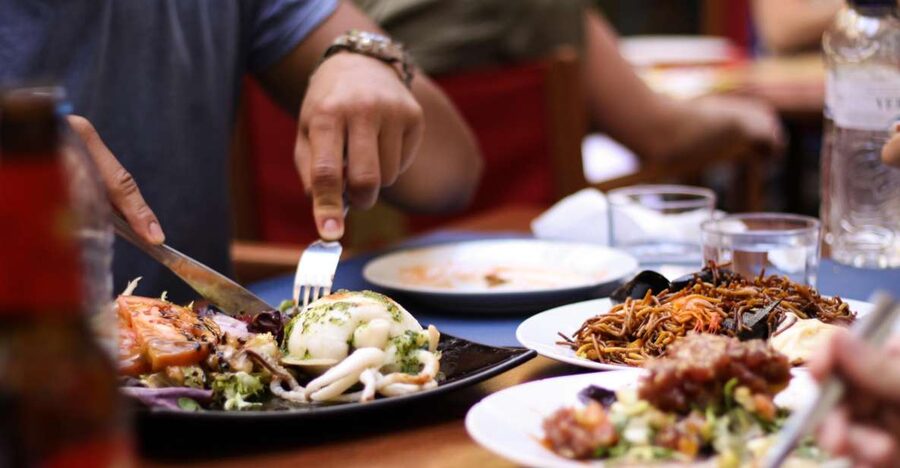 Barcelona: Old Town Tapas & Paella Food Tour with 8 Tastings - Price and what you really get for $115