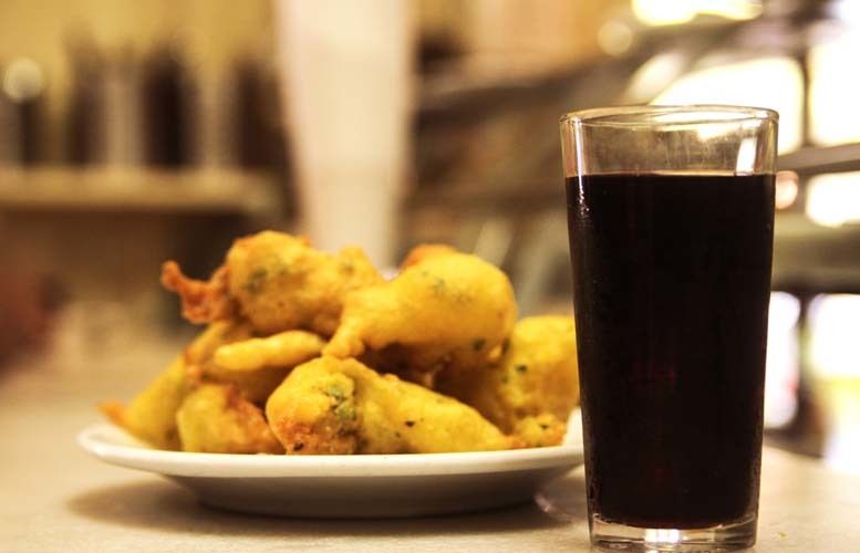 Barcelona: Old Town Tapas & Paella Food Tour with 8 Tastings - Tapas stop: a family-run restaurant and wine pairing