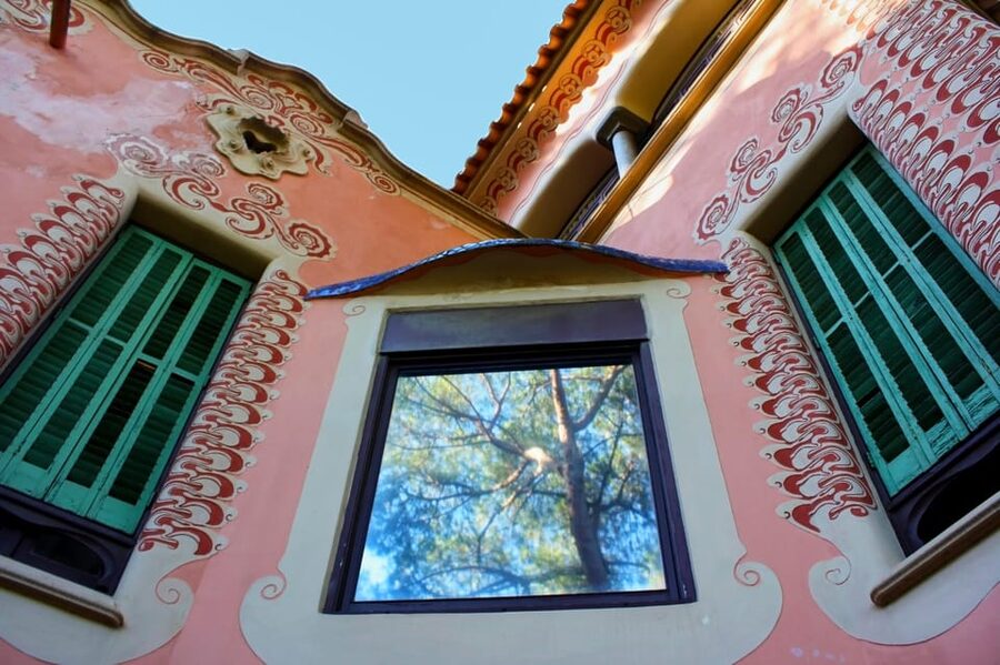 Barcelona: Park Güell and Gaudí House Museum Entry Ticket - Walking Shoes, Water, Steps, and Finding Food or Shade