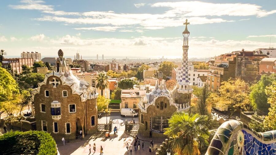 Barcelona: Park Güell & La Sagrada Familia Tickets and Tour - How the private bus keeps the day from falling apart