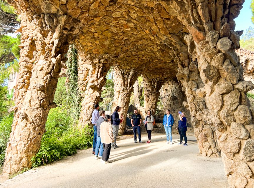 Barcelona: Park Güell & La Sagrada Familia Tickets and Tour - Meeting the guide: the red burgundy umbrella and the right entrance