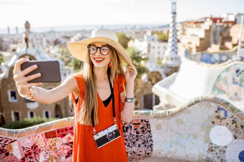Barcelona: Park Güell Small Group Tour + Skip the Line - The guided option versus host-and-entry option