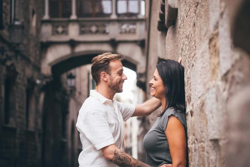 Barcelona: Photo Shoot Tour in El Gothico - The Standard package: 30 minutes and 20 edited photos
