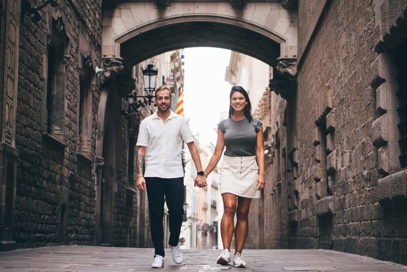 Barcelona: Photo Shoot Tour in El Gothico - Premium package: 1 hour for 50 photos and more composition options