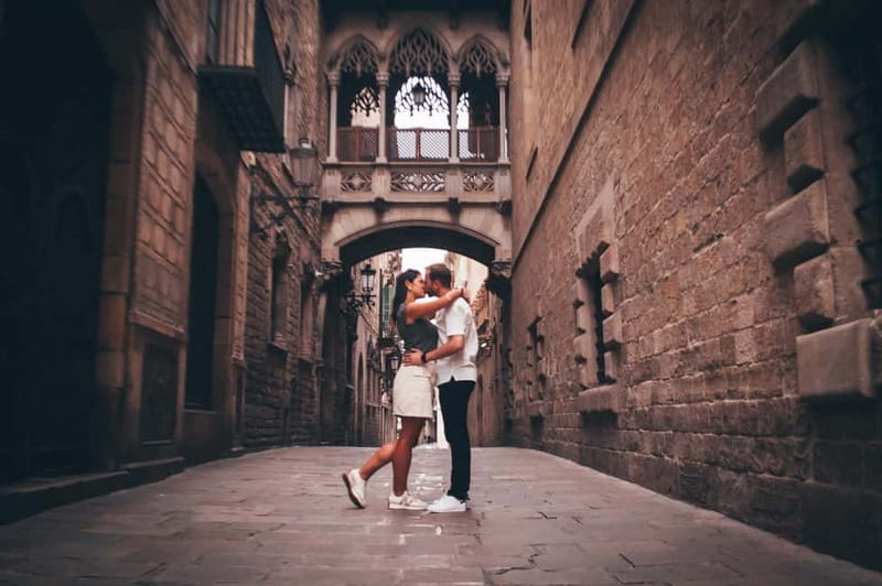 Barcelona: Photo Shoot Tour in El Gothico - Edited photos, online gallery code, and what you can do next