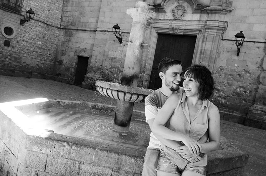 ✅ Barcelona: Photoshoot Tour Old Town - Meeting at Barcelona Cathedral Stairs, Pink Umbrella and All