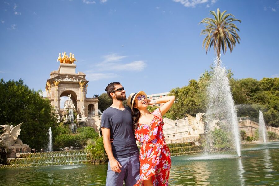 ✅ Barcelona: Photoshoot Tour Old Town - Ciutadella Park Portraits: Changing Pace From Stone to Open Space