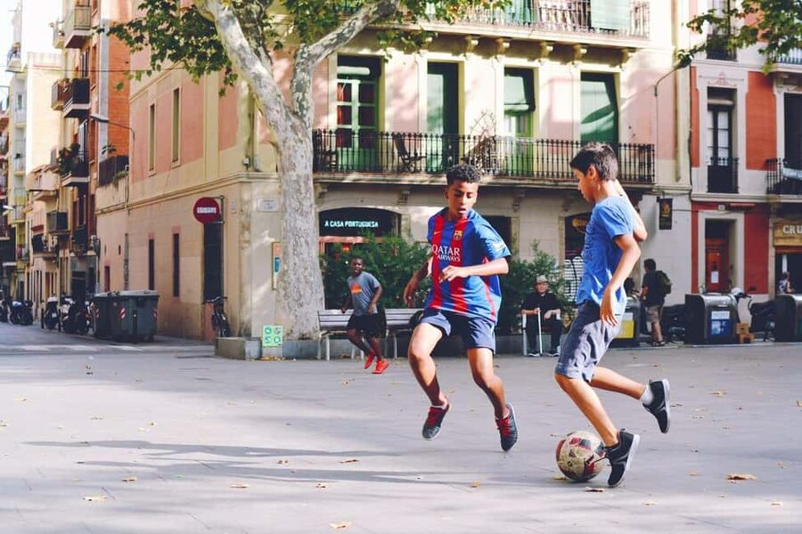 Barcelona: Picasso Museum Entry, Digital Guide & Born Walk - How the WeGoTrip digital guide works on your phone