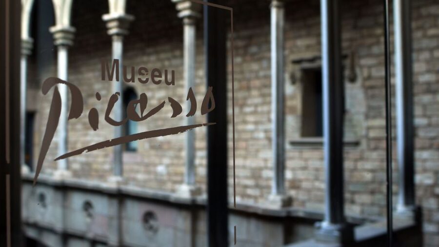 Barcelona: Picasso Museum Guided Tour - Meeting at Fossar de les Moreres and walking to the museum