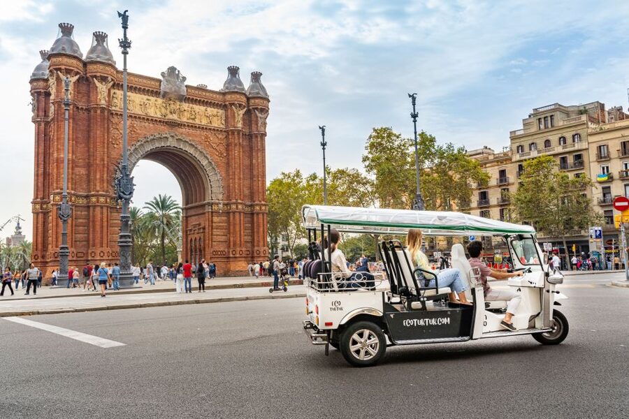 Barcelona: Private City Tour by Eco Tuk Tuk - Price and value: what $33 per person buys you in real terms