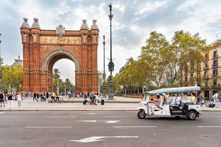 Barcelona: Private City Tour by Eco Tuk Tuk - From Arc de Triomf to La Monumental, the city starts with shape and street cues