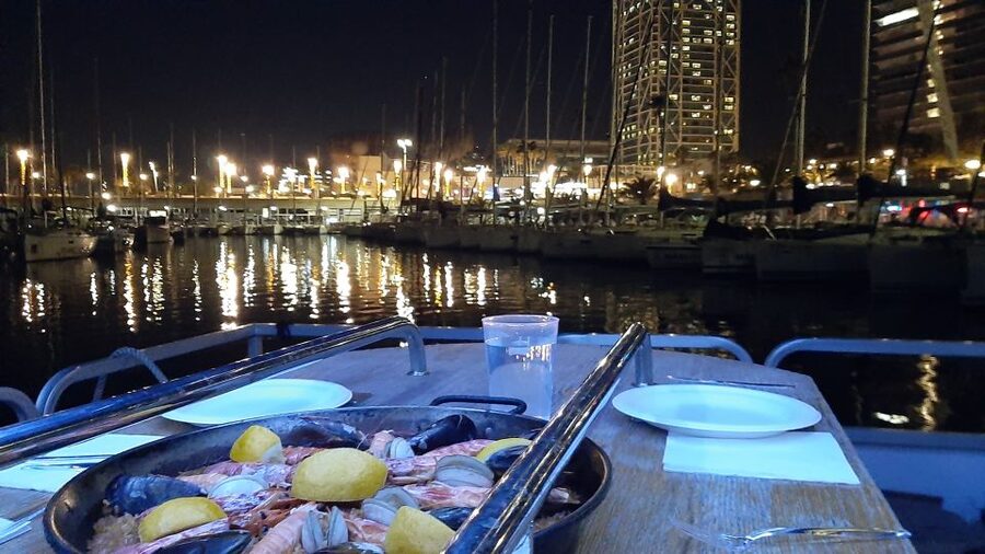 Barcelona: Private Evening Cruise with Dinner and Drinks - Why this private dinner cruise feels better than a standard meal