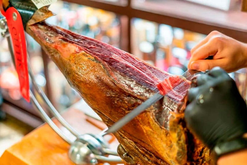 Barcelona: Private Tapas & Wine with Flamenco Show Old Town - Timing, meeting point, and what to wear so the night stays comfortable