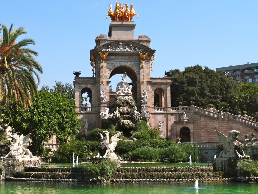 Barcelona: Private Walking Tour with a Local - Getting oriented with a photo stop and a guided flow