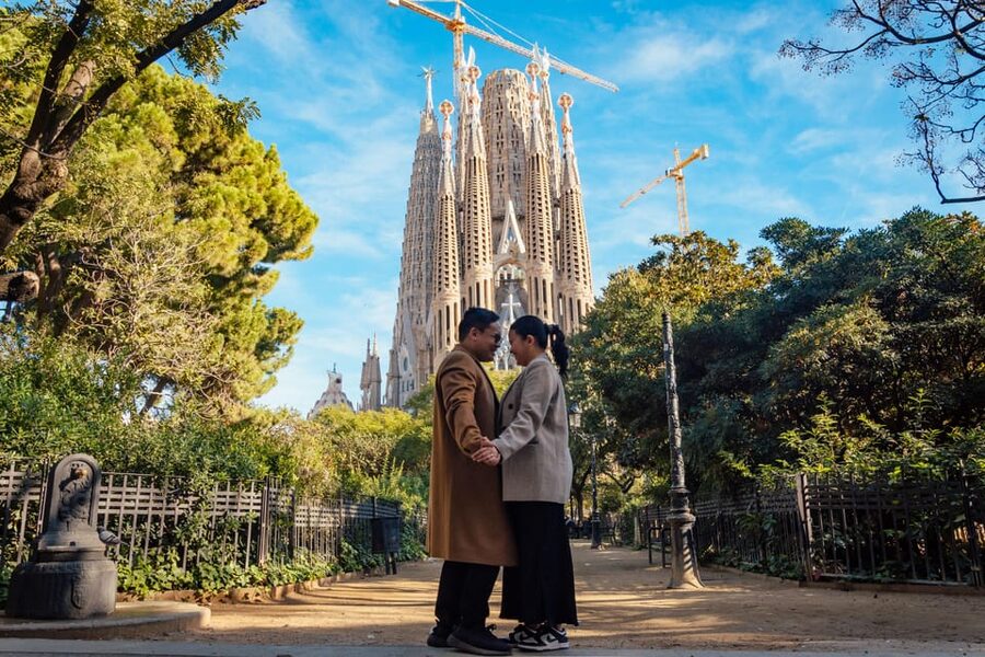 Barcelona: Professional Photoshoot Outside Sagrada Familia - Practical Timing Tips You Can Use