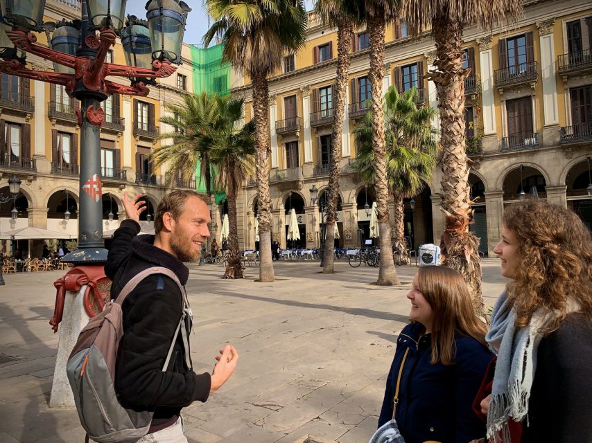 Barcelona: Ramblas, Old Town & Gaudí Houses Walking Tour - La Rambla, a Quick Coffee Stop, and the Metro Transfer