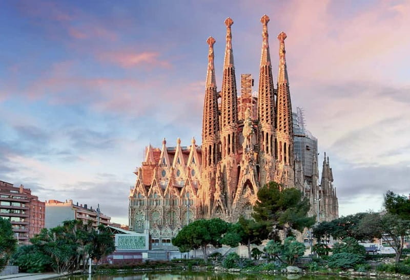 Barcelona: Sagrada Familia Evening Tour with Cava - Price and value for a 2-hour guided Sagrada Familia evening