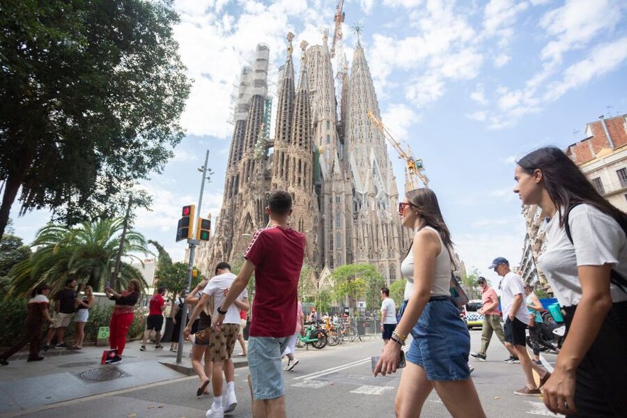 Barcelona: Sagrada Familia Fast Track Guided Tour - Key Highlights to Expect