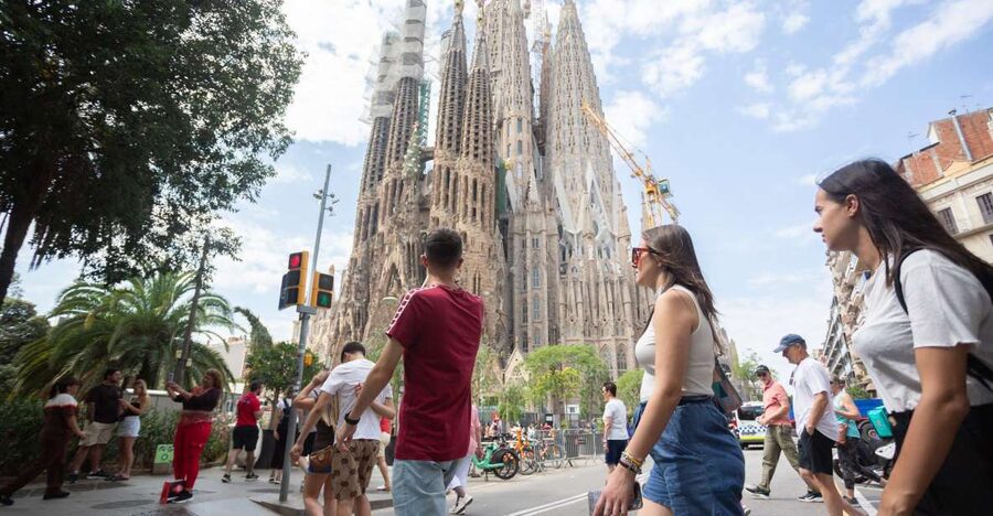 Barcelona: Sagrada Familia Fast Track Guided Tour - The 75-Minute Guided Walk: How the Guide Sets the Story