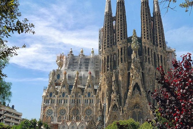 Barcelona: Sagrada Familia Fast Track Tour with Tower Option - Where the Tour Meets, and How the Group Works