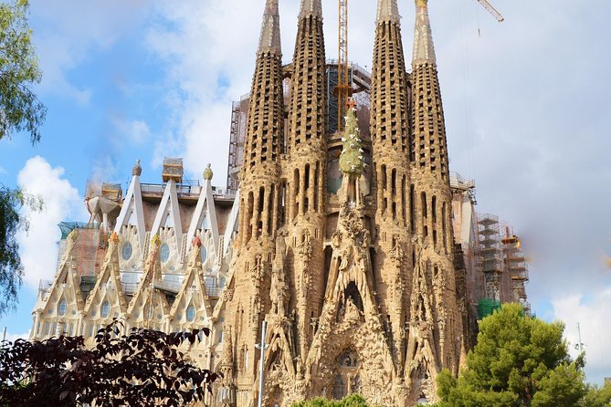 Barcelona: Sagrada Familia Fast Track Tour with Tower Option - Is This the Right Tour for You?