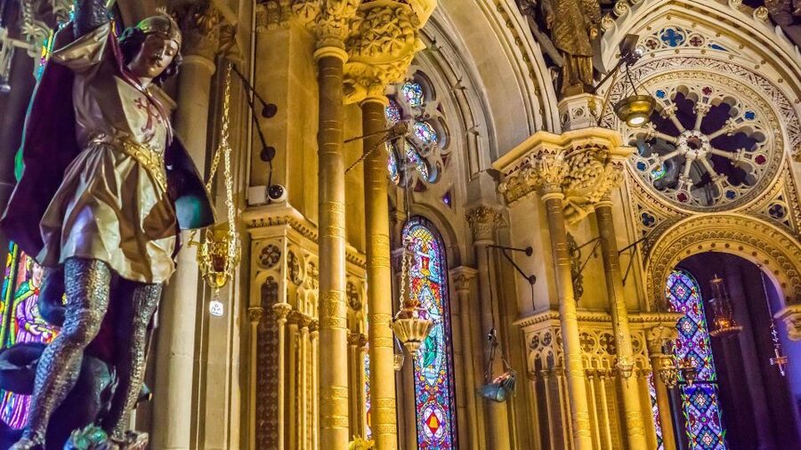 Barcelona: Sagrada Familia & Montserrat Full-Day with Pickup - Sagrada Familia visit with skip-the-ticket-line reservation: what to plan and how to dress