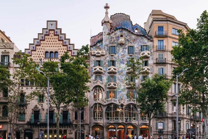 Barcelona: Sagrada Familia or City Tour by Bike or eBike - The Eixample connection and the return ride: how the tour keeps the momentum