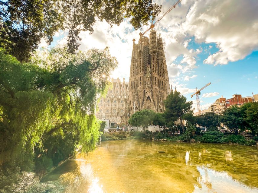 Barcelona: Sagrada Familia, Park Güell & Gothic Quarter Tour - FAQ