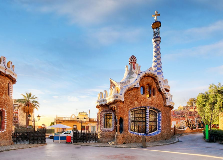 Barcelona: Sagrada Familia & Park Güell Guided Tour & Ticket - Park Güell on Carmel Hill: mosaics, El Drac, and the Modernism vibe