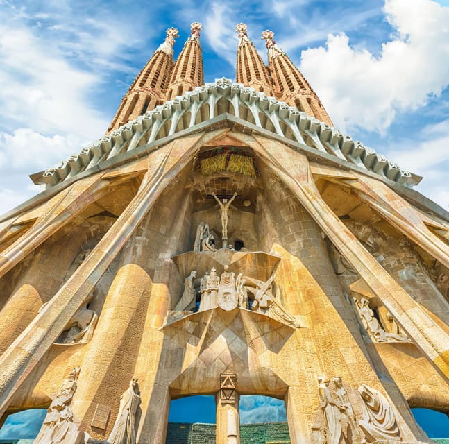 Barcelona: Sagrada Familia & Park Güell Guided Tour & Ticket - Timing and transit: how to handle the in-between gaps