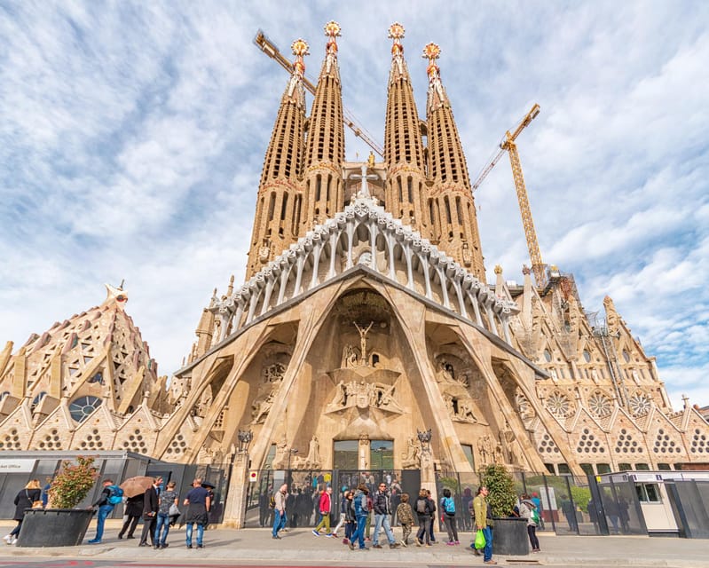 Barcelona: Sagrada Familia & Park Güell Guided Tour & Ticket - Tickets, headsets, and what you carry into the day